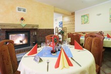 hotelová restaurace - posezení u krbu
