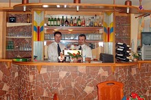 kompletně vybavený bar
